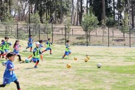 サッカー教室：神奈川県厚木市、相模原市の神奈川新聞キッズチャレンジプロジェクト フットアラーズ（厚木市・中央区）