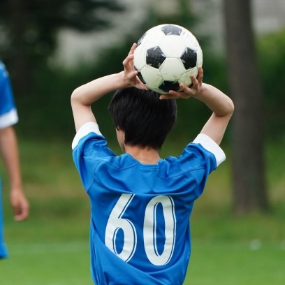 【サッカー】正しいスローインの投げ方は？ファールスローの基準は？