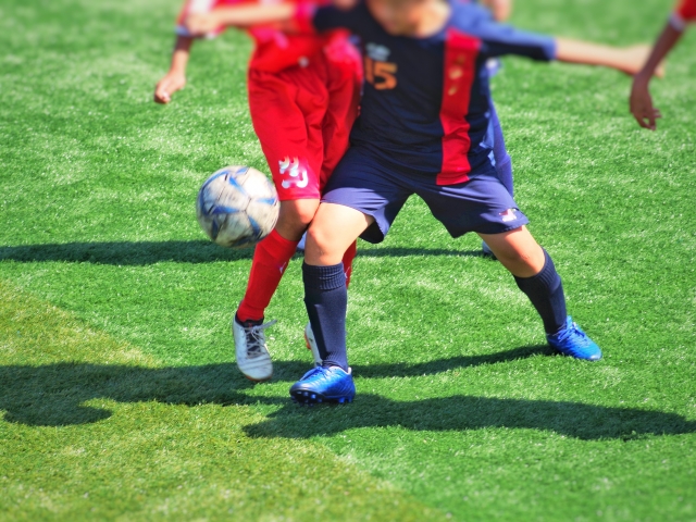 【2026年最新版】サッカースクールvs少年団、どっちがいい？親目線で徹底比較
