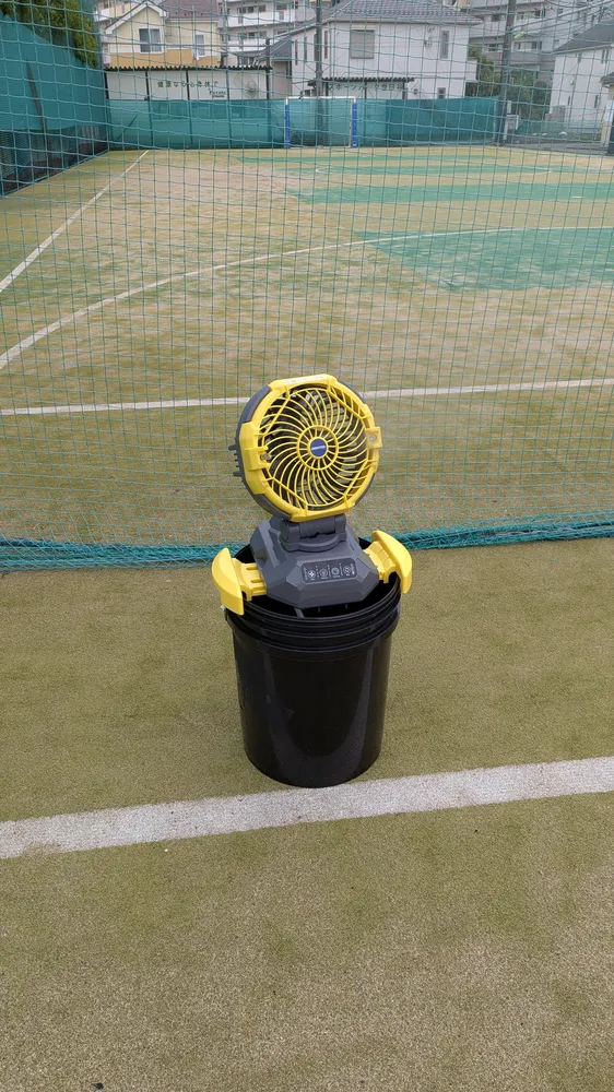 真夏の部活動・クラブチームのベンチ裏で選手を冷やす業務用ミストファン